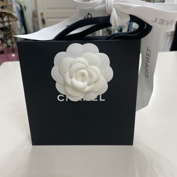 Chanel small shopping bag with flower and ribbon - Picture 1 of 3